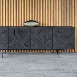 amandari komoda anders graphic teak, komoda ethnicraft, komoda na nožičkách, prírodná masívna komoda, vyrezávaná komoda, drevená čierna komoda s kovovými čiernymi nožičkami, teaková komoda, moderná komoda, dizajnová komoda, nadčasová komoda, odľahčená komoda, komoda s dvierkami, unikátna ručne vyrezávaná komoda