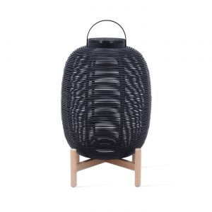 amandari svietidlo tika black teak outdoor, outdoorové svietidlo, svietidlo vincdent sheppard, exteriérove svietidlo, exteriérová lampa, teakové svietidlo, záhradná lampa, záhradné svietidlo, svietidlo na podstavci, LED modul, solárne svietidlo, svietidlo lampión, bezdrôtové svietidlo, dizajnové outdoorové svietidlo, tmavé svietidlo, čierne svietidlo na podstavci